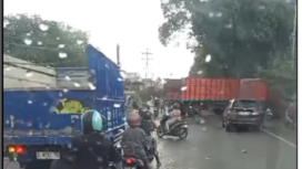 Mobil Terios bertabrakan dengan truk gandeng di Ngranggon, Bangsal, Mojokerto. Korban almi lukan-luka.