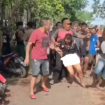 Terssangka pencuri motor berhasil ditangkap warga, jadi bulanb bulanan warga di kawasan desa Sarimulyo, kecamatan Jombangf, Jember, 10 Desember 2024. tangkap layar video@disekitar_jatrim