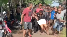 Terssangka pencuri motor berhasil ditangkap warga, jadi bulanb bulanan warga di kawasan desa Sarimulyo, kecamatan Jombangf, Jember, 10 Desember 2024. tangkap layar video@disekitar_jatrim