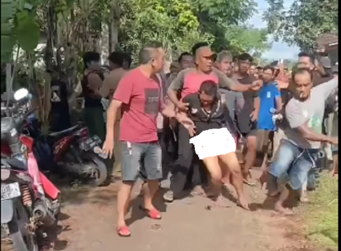 
					Terssangka pencuri motor berhasil ditangkap warga, jadi bulanb bulanan warga di kawasan desa Sarimulyo, kecamatan Jombangf, Jember, 10 Desember 2024. tangkap layar video@disekitar_jatrim