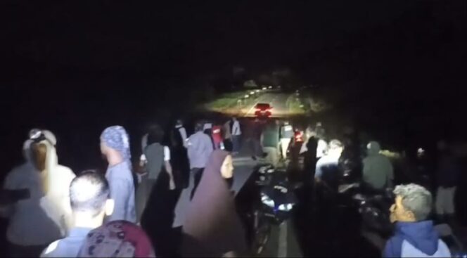 
					Kerusuhan kembali pecah di Pulau Rempang antara warga dan karyawan PT Makmur Elok Graha (MEG), Rabu (18/12/2024) dinihari. (Foto: Tangkapan layar video warga Rempang)
