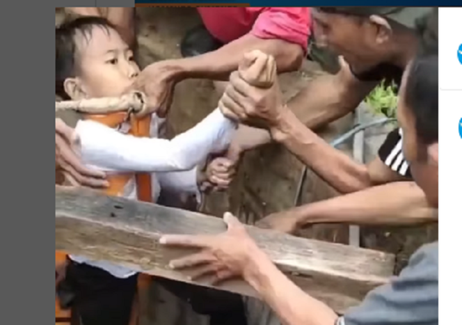 
					Bocah Renan, 5 tahun, berhasil diselamatkan setelah terperosok ke dalam sumur sedalam sekitar 5 meter. Evakuasia dilakukan oleh tim BPBD Sumenep bersama warga. instagram@kominfosumenep