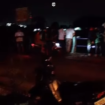 Warga masih berkerumun untuk melihat dugaan bunuh diri dengan cara terjun ke sungai Brantas,  Sungai Brantas, tepatnya di bendungan rolak 9 Desa Lengkong, Kecamatan Mojoanyar Mojokerto, Senin malam, sekitar pukul 21.00 wib, 23 Desember 2024. instagram@updatemopojokerto