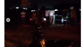 Warga masih berkerumun untuk melihat dugaan bunuh diri dengan cara terjun ke sungai Brantas,  Sungai Brantas, tepatnya di bendungan rolak 9 Desa Lengkong, Kecamatan Mojoanyar Mojokerto, Senin malam, sekitar pukul 21.00 wib, 23 Desember 2024. instagram@updatemopojokerto
