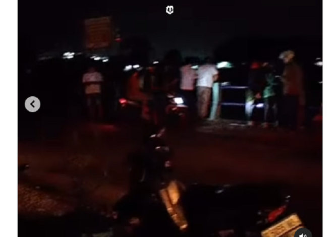 
					Warga masih berkerumun untuk melihat dugaan bunuh diri dengan cara terjun ke sungai Brantas,  Sungai Brantas, tepatnya di bendungan rolak 9 Desa Lengkong, Kecamatan Mojoanyar Mojokerto, Senin malam, sekitar pukul 21.00 wib, 23 Desember 2024. instagram@updatemopojokerto