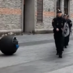 Inilah robot RT-G berkemampuan AI, akan menjadi pendamping tugas polisi dalam menjaga situasi di darat maupun air. tangkap layar video instagram@thebusinessmagnets
