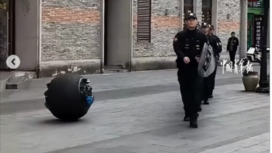 Inilah robot RT-G berkemampuan AI, akan menjadi pendamping tugas polisi dalam menjaga situasi di darat maupun air. tangkap layar video instagram@thebusinessmagnets
