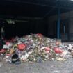Sampah dibiarkan menumpuk di temat wisata Telaga Ngebel Ponorogo.
