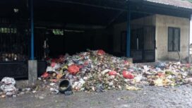 Sampah dibiarkan menumpuk di temat wisata Telaga Ngebel Ponorogo.
