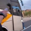 Fenomena baru baru, sopir kendaraan lain memberi saweran Rp 50.000 kepada sopir bus yang melaju kencang di depannya, karena membuka jalan. tangkap layar video instagram@gresiksumpek