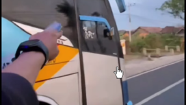 Fenomena baru baru, sopir kendaraan lain memberi saweran Rp 50.000 kepada sopir bus yang melaju kencang di depannya, karena membuka jalan. tangkap layar video instagram@gresiksumpek