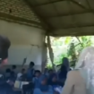 Dinding kelas untuk belajar siswa siswi SDN Klapayan 3 sudah ambruk, atapnya juga lapu. Sangat berbahaya untuk belajar. Tangkap layar video instagram@wecarebangkalanmadura