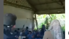 Dinding kelas untuk belajar siswa siswi SDN Klapayan 3 sudah ambruk, atapnya juga lapu. Sangat berbahaya untuk belajar. Tangkap layar video instagram@wecarebangkalanmadura