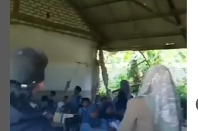 
					Dinding kelas untuk belajar siswa siswi SDN Klapayan 3 sudah ambruk, atapnya juga lapu. Sangat berbahaya untuk belajar. Tangkap layar video instagram@wecarebangkalanmadura