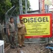 Pj Bupati Jombang, Teguh Narutomo menyegel langsung BTS tak berijin di Sambongdukuh, salah satu dari 178 BTS tak berijin di Kabupaten Jombang. (Foto: KREDONEWS.COM/ Hadi S Purwanto)