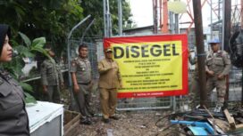 Pj Bupati Jombang, Teguh Narutomo menyegel langsung BTS tak berijin di Sambongdukuh, salah satu dari 178 BTS tak berijin di Kabupaten Jombang. (Foto: KREDONEWS.COM/ Hadi S Purwanto)
