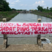 Spanduk ini sudah dicop[ot oleh petugas Jumat 13 Desember 2024, dipasagn di jembatan perbatasan antara Jombangf-Mojokerto. instagram@wargajombang