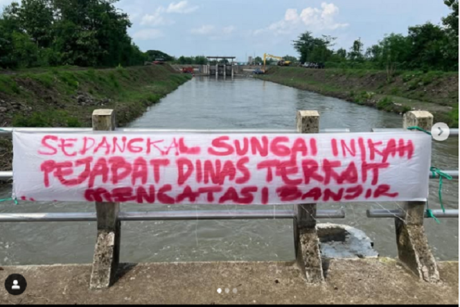 
					Spanduk ini sudah dicop[ot oleh petugas Jumat 13 Desember 2024, dipasagn di jembatan perbatasan antara Jombangf-Mojokerto. instagram@wargajombang
