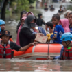 Pasukan BPBD Sukabumi dikerahkan untuk membantu warga mengungsi akibta meluapnya banjir di kawasa itu, Rabu 4 Desember 2024. instagram@sukabumi_and sukabumitoday