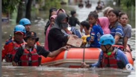 Pasukan BPBD Sukabumi dikerahkan untuk membantu warga mengungsi akibta meluapnya banjir di kawasa itu, Rabu 4 Desember 2024. instagram@sukabumi_and sukabumitoday