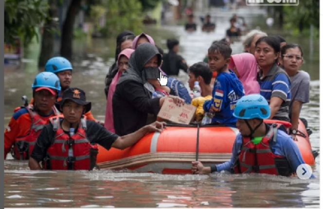 
					Pasukan BPBD Sukabumi dikerahkan untuk membantu warga mengungsi akibta meluapnya banjir di kawasa itu, Rabu 4 Desember 2024. instagram@sukabumi_and sukabumitoday