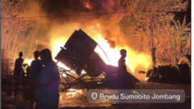 Sebuah gudang ban di Dusun Plosorejo, Desa Brudu, Kecamatan Sumobito, Jombang terbakar pada Selasa, 10 Desember 2024. tangkap layar video instagram@kabarajombangdotcom