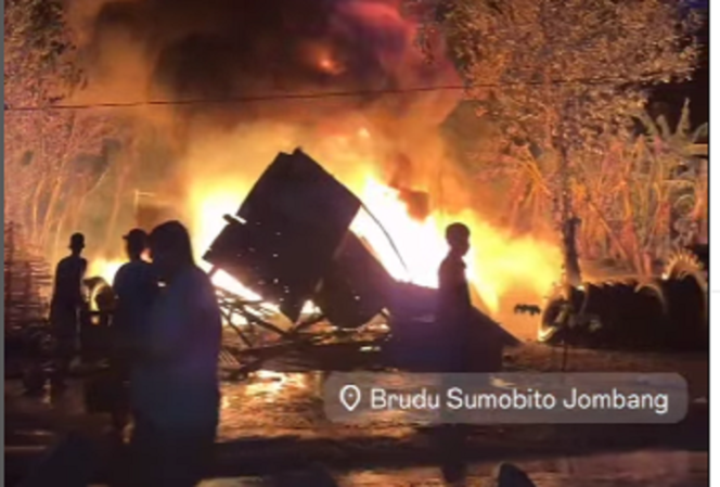 
					Sebuah gudang ban di Dusun Plosorejo, Desa Brudu, Kecamatan Sumobito, Jombang terbakar pada Selasa, 10 Desember 2024. tangkap layar video instagram@kabarajombangdotcom