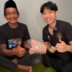 Willie Salim Tiktoker menyerahkan uang bantuan kepada Sunhaji, sebesar Rp 100 juta. Willie menempuh perjalanan tujuh jam dari Jakarta ke Magelang. instagram@ctd.insider
