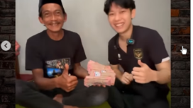 Willie Salim Tiktoker menyerahkan uang bantuan kepada Sunhaji, sebesar Rp 100 juta. Willie menempuh perjalanan tujuh jam dari Jakarta ke Magelang. instagram@ctd.insider