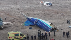 Patahan badan pesawat jenis Embraer 190, milik maskapai penerbangan Azerbaijen di bandara Aktau, Kashakstan. Tangkap layar video youtube@GenFun