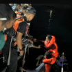 Tim SAR Maluku Utara melakukan penyelamatan secara dramati untuk mengevakuasi sekitar 191 penumpang, Minggu dinihari, 15 Desember 2024. foto:  fajarmalut.com