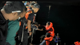Tim SAR Maluku Utara melakukan penyelamatan secara dramati untuk mengevakuasi sekitar 191 penumpang, Minggu dinihari, 15 Desember 2024. foto:  fajarmalut.com