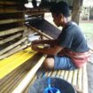 Seorang pria sedang menenun di Desa Weri, Kecamatan Kodi, Kabupaten Sumba Barat Daya, Nusa Tenggara Timur (NTT). (Foto: KREDONEWS.COM/ Eko Wienarto)