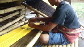 Seorang pria sedang menenun di Desa Weri, Kecamatan Kodi, Kabupaten Sumba Barat Daya, Nusa Tenggara Timur (NTT). (Foto: KREDONEWS.COM/ Eko Wienarto)