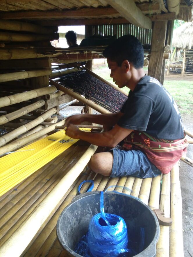
					Seorang pria sedang menenun di Desa Weri, Kecamatan Kodi, Kabupaten Sumba Barat Daya, Nusa Tenggara Timur (NTT). (Foto: KREDONEWS.COM/ Eko Wienarto)