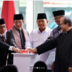 Presiden Parbowo memejet sirene tanda peresmian Terowongan Silaturahmi, sepanjangf 34 m antara Masjid Istiqlal dengan Katedral di Jakarta, Kamis 12 Desember 2024. instagarm@prabowo