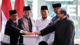 Presiden Parbowo memejet sirene tanda peresmian Terowongan Silaturahmi, sepanjangf 34 m antara Masjid Istiqlal dengan Katedral di Jakarta, Kamis 12 Desember 2024. instagarm@prabowo