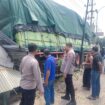 Kondisi truk yang mundur dan menabrak warung di Jalan raya Kedamean, Gresik. KREDONEWS.com/Adi Agus Santoso)