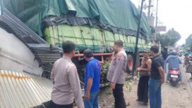 Kondisi truk yang mundur dan menabrak warung di Jalan raya Kedamean, Gresik. KREDONEWS.com/Adi Agus Santoso)