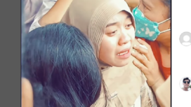 Tyas Agustin mantan pacar Teguh Hendardi mendatangi lokasi Rolak 9,  Brantas di Desa Lengkong, Kecamatan Mojoanyar, Kabupaten Mojokerto.25 Desember 2024. Perempuan ini akhirnya pingsan, dan dibawa pulang oleh keluarganya. tangkap layar video instagram@mojokertobangga