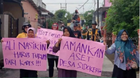 Sekitar seratus warga yang tergabung dalam Forum Peduli Sidokerto (FPS) melakukan aksi unjuk rasa dan menuntut keades Ali Nasikin mudur dan mempertanggungjawabkan penjual tanah aset desa senilai Rp 3,2 miliar. Kamis 12 Desember 2024. instagram@beritaseputarsidoarjo