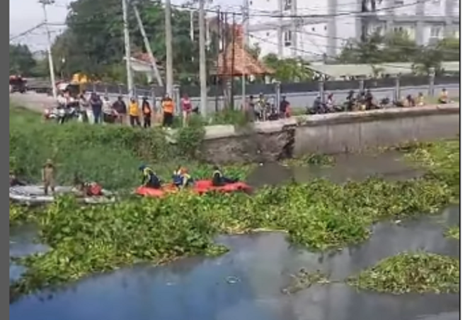 
					Tim Rescue Surabaya berhasil menemukan jasad balita RZ, tiga setengah tahun, yang terseret arus selokah di Wiyung. Jasad ditemukan pada hari jumat, 27 Desember 2024, pukul 14.02 wib. Instagram@suarabayaview.id