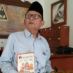 Zawawi Imron, tokoh asli Madura, mendapat penghargaan dari Menteri Budaya, Fadly Zon, padsa peringatan Hari usi, 20 Desember 2024. Foto: tebuireng.online