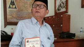 Zawawi Imron, tokoh asli Madura, mendapat penghargaan dari Menteri Budaya, Fadly Zon, padsa peringatan Hari usi, 20 Desember 2024. Foto: tebuireng.online