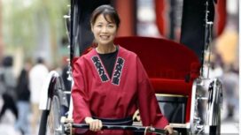 Becak Jepang ditarik gadis cantik/Yomiurishimbun