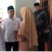 Bupati Mojokerto Muhammad al Barra mengunjungi rumah warga yang terdampak ledakan yang terjadi di rumah anggota polisi Aipda Maryudi, yang terjadi 13 Januari 2025. instagram@kabarmpjpkerto