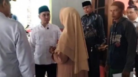 Bupati Mojokerto Muhammad al Barra mengunjungi rumah warga yang terdampak ledakan yang terjadi di rumah anggota polisi Aipda Maryudi, yang terjadi 13 Januari 2025. instagram@kabarmpjpkerto