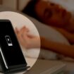 Isi daya HP sebaiknya saat 100 persen dihentikan/Shutterstock
