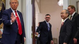 Trump membahas AI dengan, dari kiri ke kanan, salah satu pendiri Oracle Larry Ellison, CEO SoftBank Masayoshi Son, dan CEO OpenAI Sam Altman/Reuters