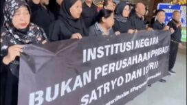 Demo pgawai Dikti karena menteri sewnang-wenang/X